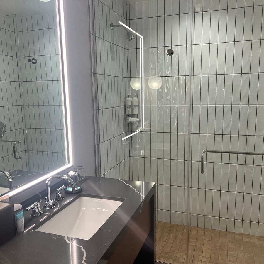 Kimpton Harper Hotel by IHG — Bathroom