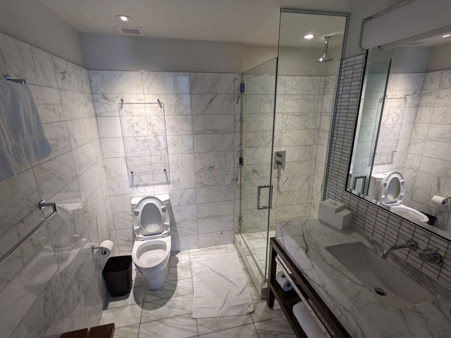 Kimpton Hotel Eventi by IHG — Bathroom