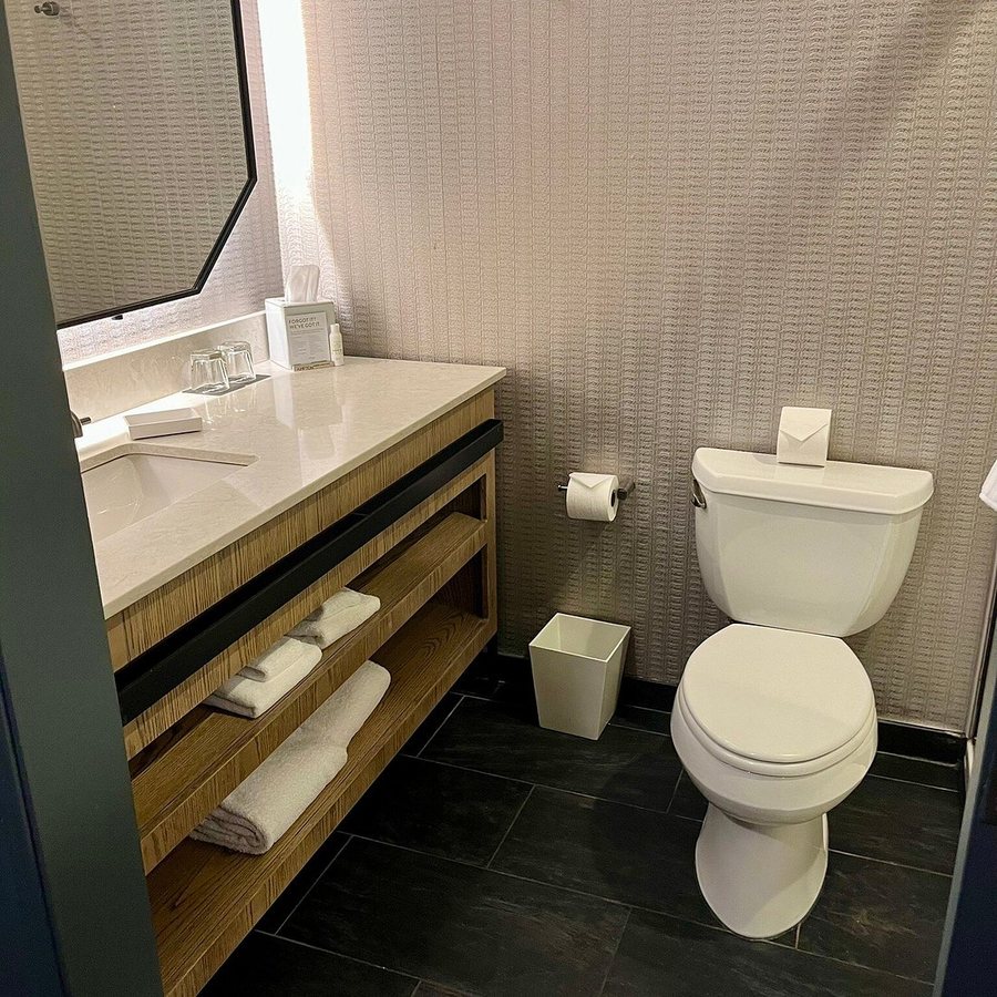 Kimpton Hotel Monaco Denver by IHG — Bathroom