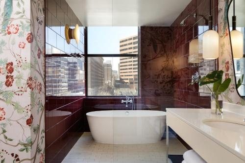 Kimpton Hotel Monaco Philadelphia by IHG — Bathroom