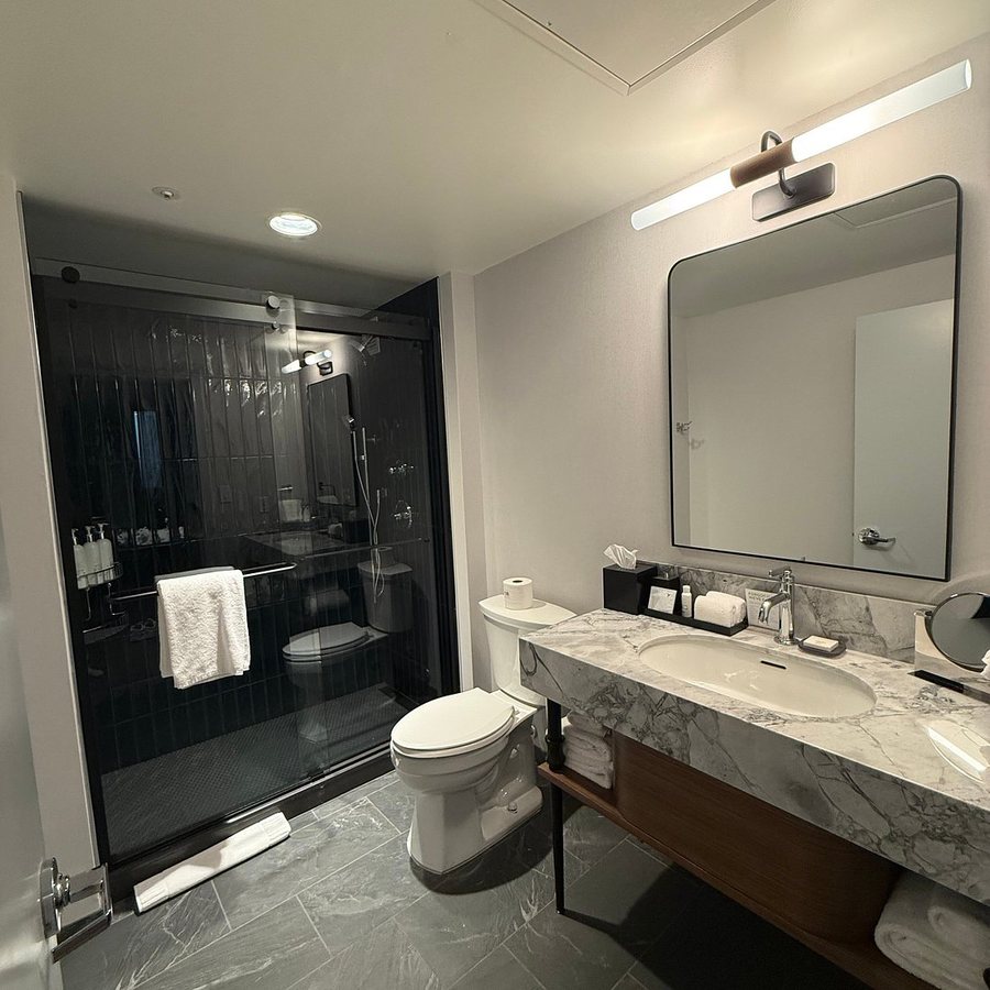 Kimpton Hotel Monaco Seattle by IHG — Bathroom