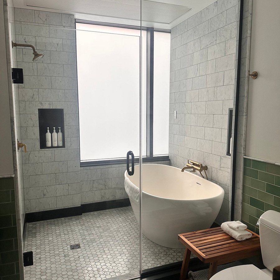 Kimpton Journeyman Hotel — Bathroom