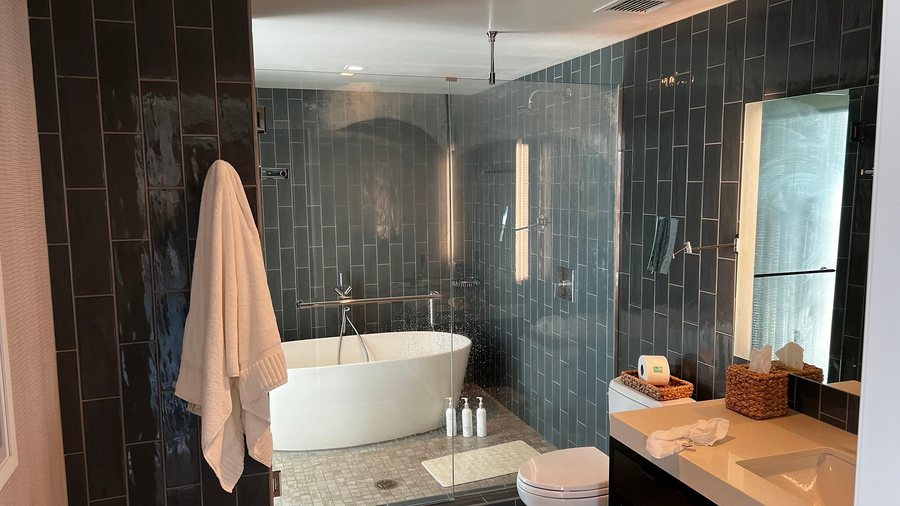 Kimpton Rowan Palm Springs Hotel — Bathroom