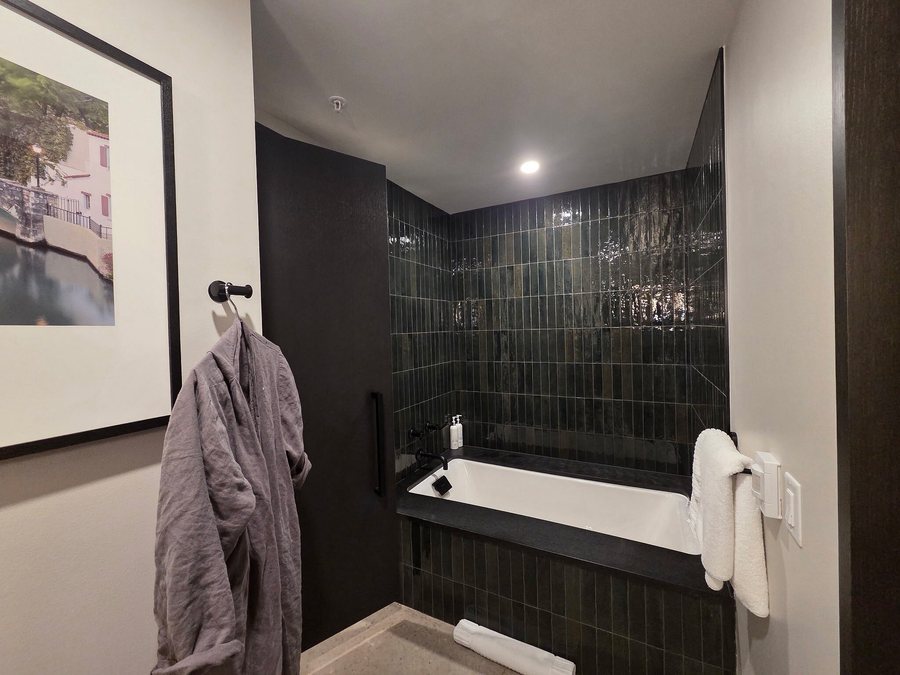 Kimpton Santo San Antonio Riverwalk By IHG — Bathroom