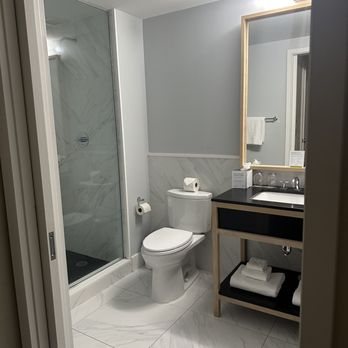 Kimpton Schofield Hotel by IHG — Bathroom