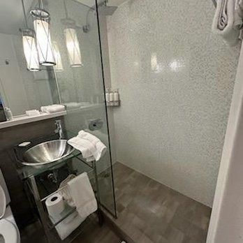 Kimpton Surfcomber Hotel by IHG — Bathroom