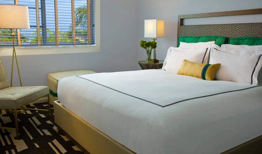 Kimpton Surfcomber Hotel by IHG — Guest room