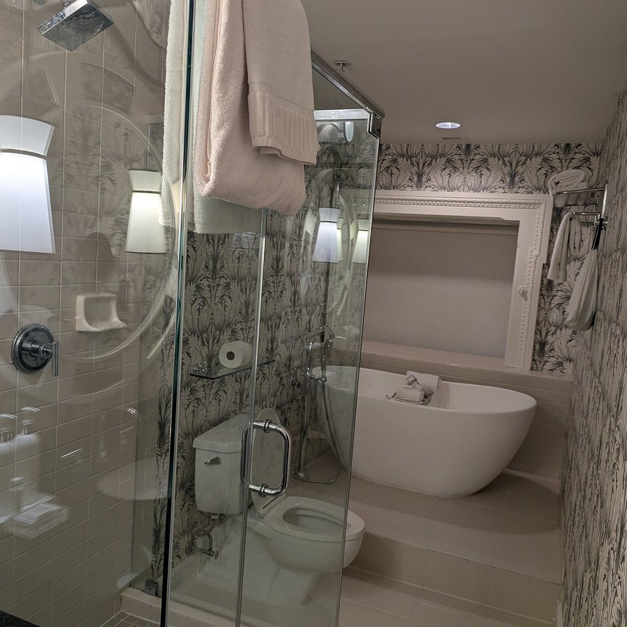 Kimpton The George — Bathroom