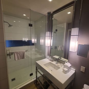 Kimpton The Hotel Wilshire Los Angeles California — Bathroom