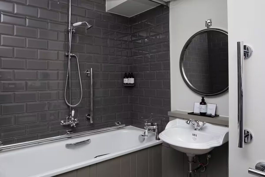 Kimpton Tryon Park Hotel — Bathroom