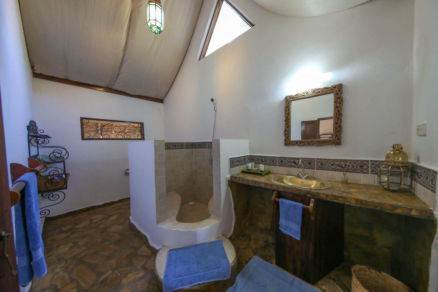 Kinasi Lodge — Bathroom