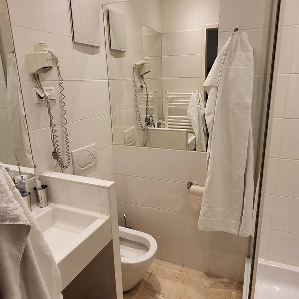 Kindl s Low Budget — Bathroom