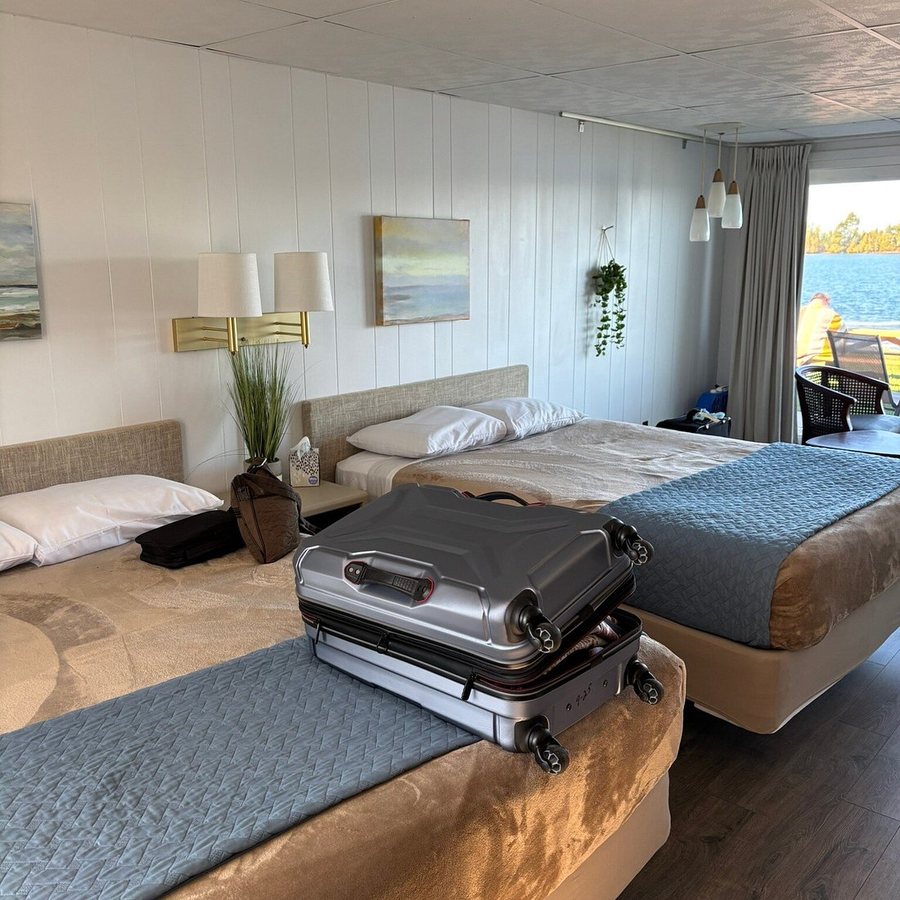 King Copper Waterfront Motel — Guest room