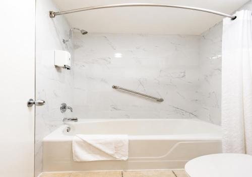 King Frederik Inn — Bathroom