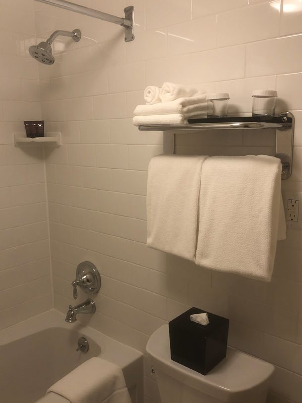 King George Hotel — Bathroom