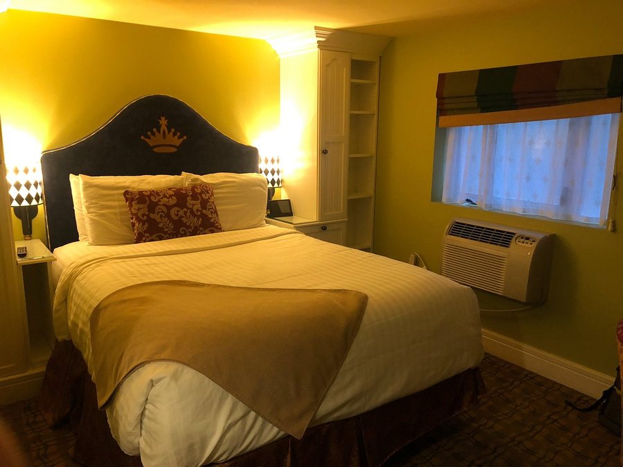 King George Hotel — Guest room