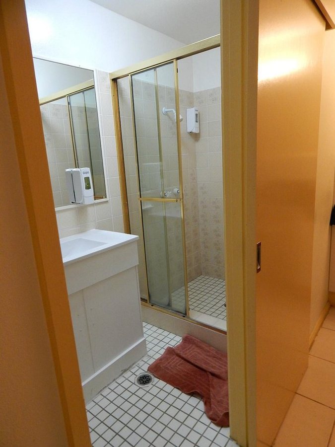 King Motel Miami Florida — Bathroom