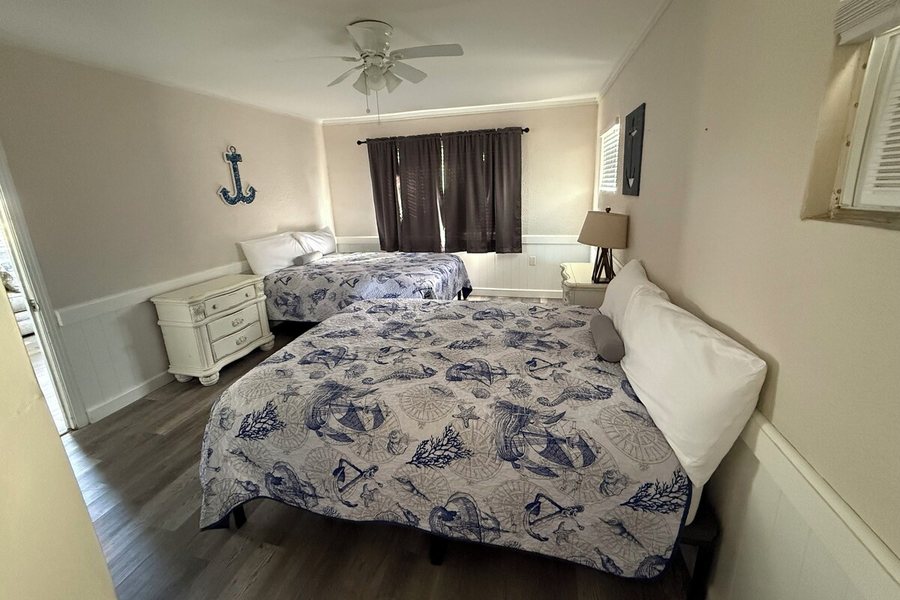 King s Bay Lodge — Guest room