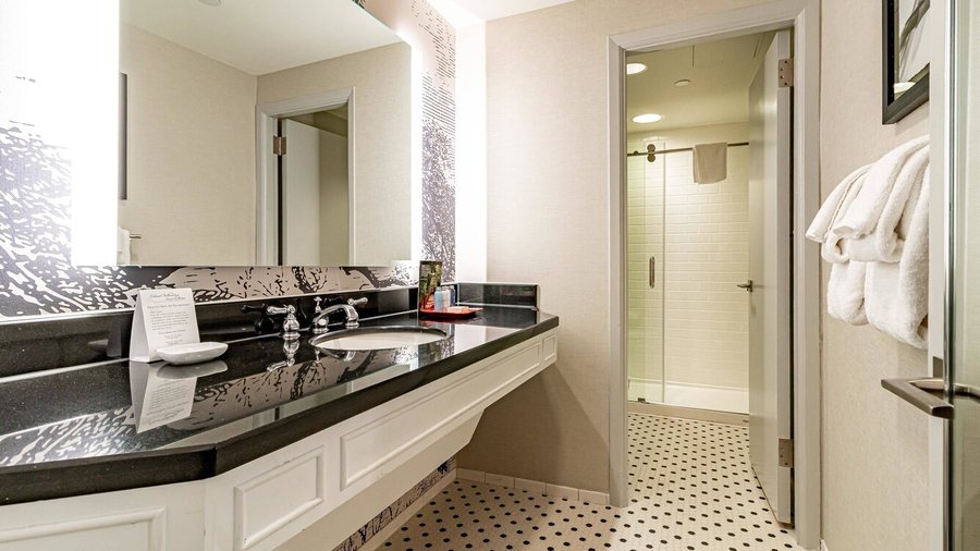 King s Creek Resort by Spinnaker — Bathroom
