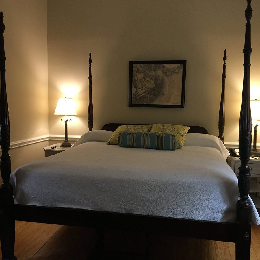 Kings Courtyard Inn — Guest room