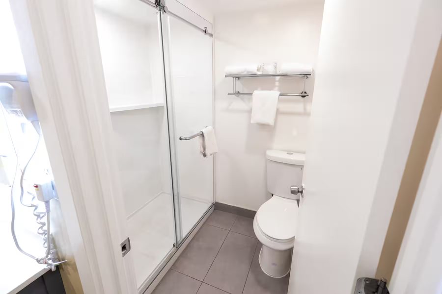 Kings House Motor Hotel a Dazzler Select by Wyndham — Bathroom