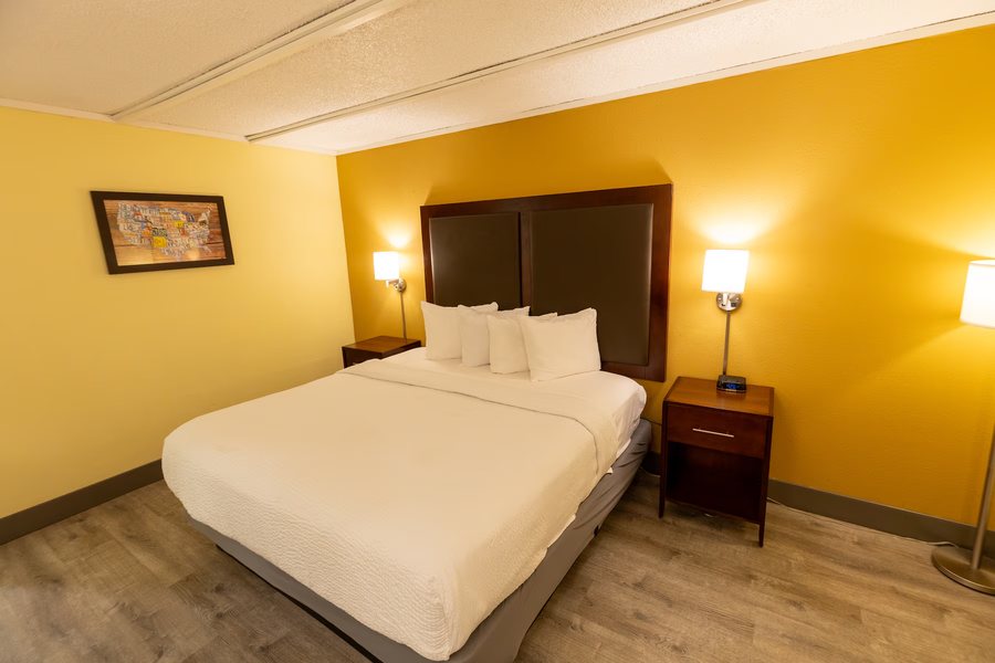 Kings House Motor Hotel a Dazzler Select by Wyndham — Guest room