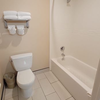 Kings Inn Anaheim Anaheim California — Bathroom