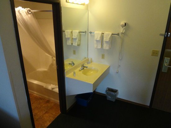 Kings Inn Cody Hotel — Bathroom