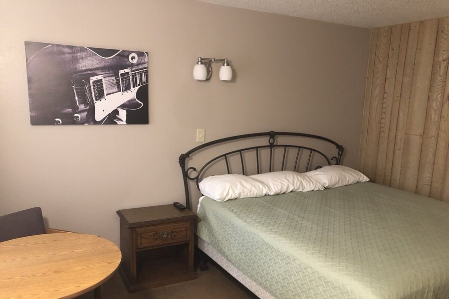 Kings Inn Motel — Guest room