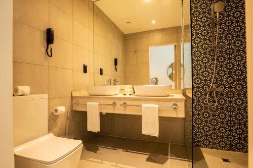Kingsgate Hotel Clocktower Dubai — Bathroom