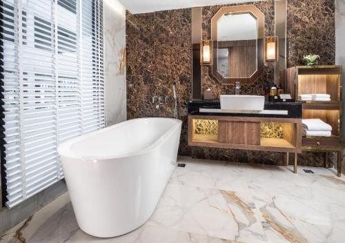 Kingston Suites — Bathroom