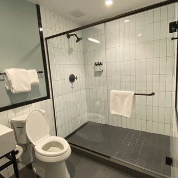 Kinley Cincinnati Downtown A Tribute Portfolio Hotel — Bathroom
