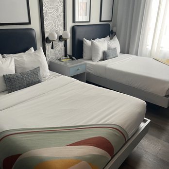 Kinley Cincinnati Downtown A Tribute Portfolio Hotel — Guest room