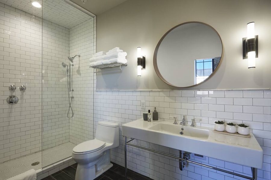 Kinn Guesthouse — Bathroom