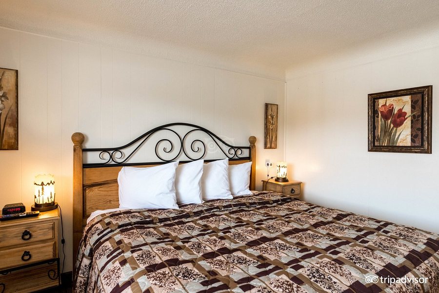 Kinnikinnik Motor Lodge — Guest room