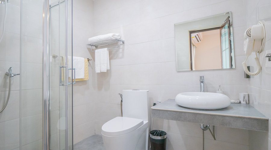 Kinnon Hostel — Bathroom