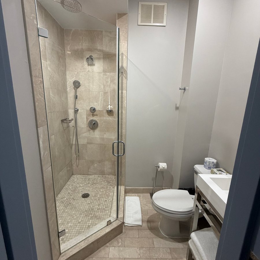 Kixby Hotel — Bathroom