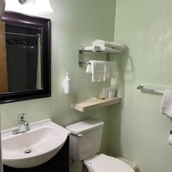 Klamath Motor Lodge — Bathroom