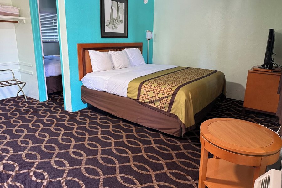 Klamath Motor Lodge — Guest room