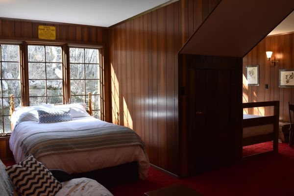 Knapps Creek Trout Lodge — Guest room