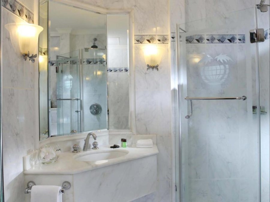 Knight Armour Hotel — Bathroom