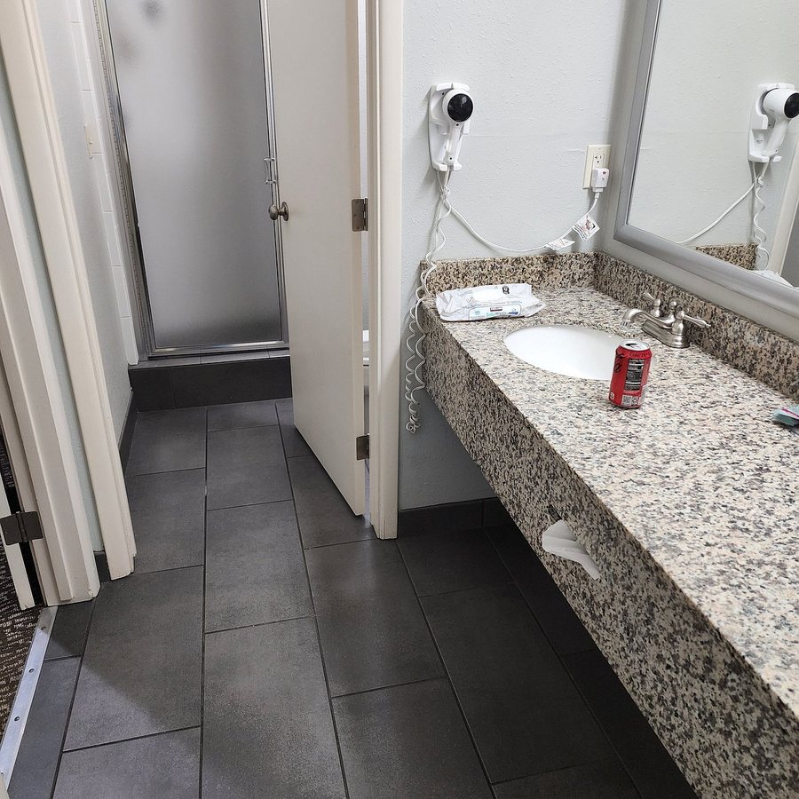 Knight s Inn Motel — Bathroom