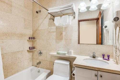 Knights Inn Brooklyn Sunset Park — Bathroom