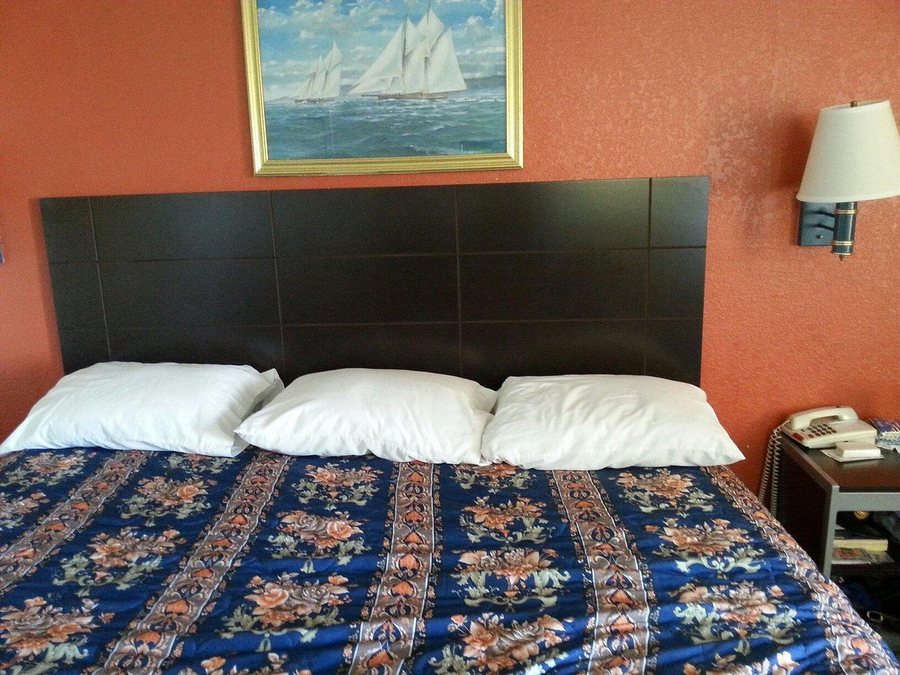 Knights Inn — Guest room