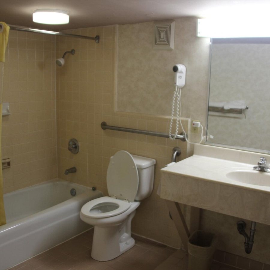 Knights Inn Downtown Los Angeles Los Angeles California — Bathroom