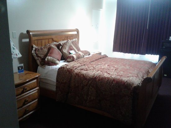 Knights Inn Oswego — Guest room