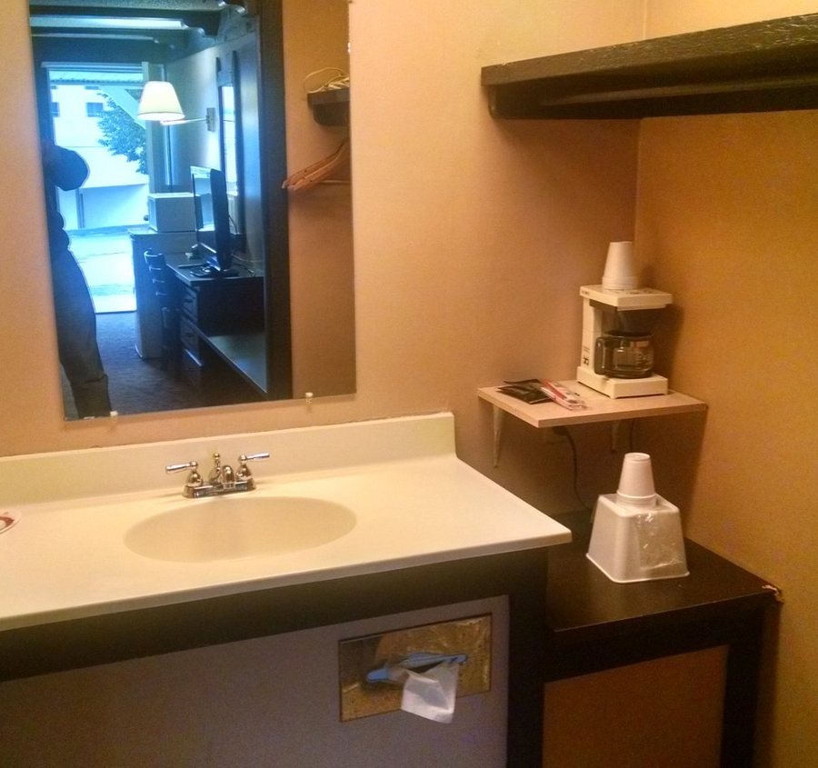 Knights Inn Philadelphia — Bathroom
