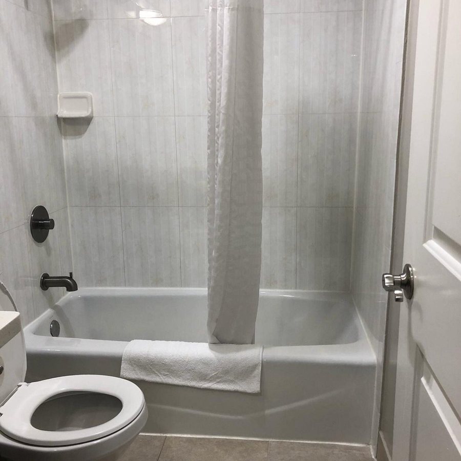 Knights Inn Woodland Hills Los Angeles California — Bathroom
