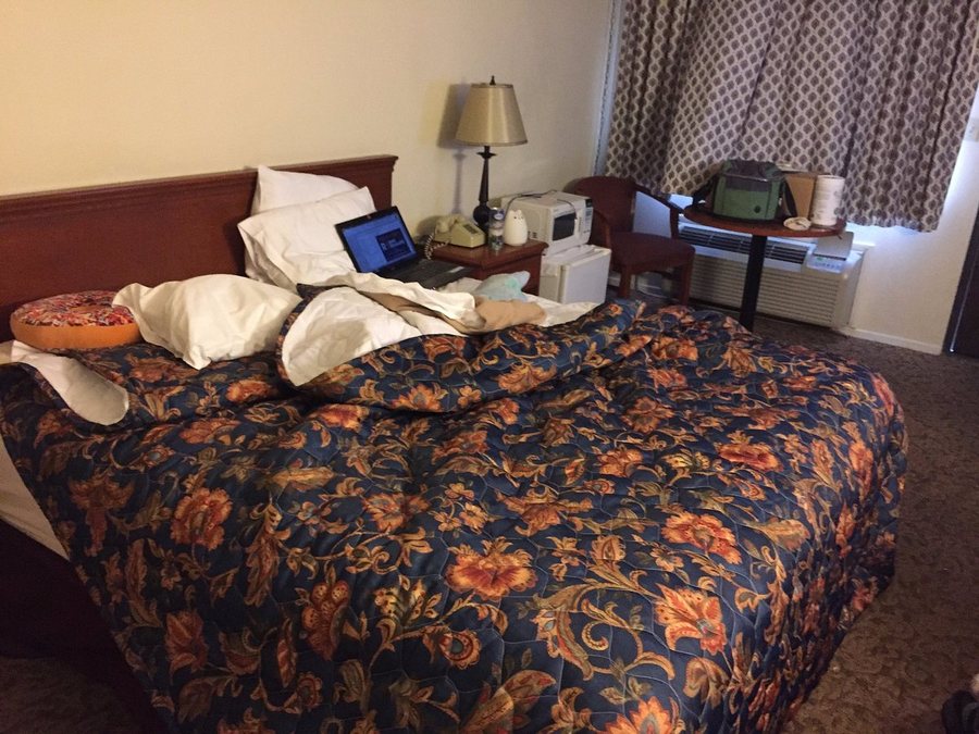 Knights Inn Woodland Hills Los Angeles California — Guest room