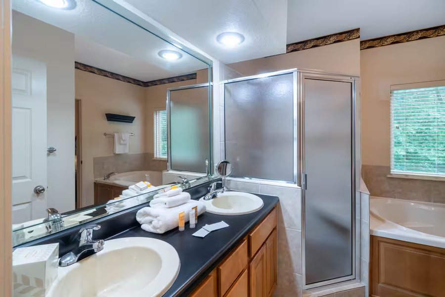 Knollwood Lodge Hot Springs Arkansas — Bathroom